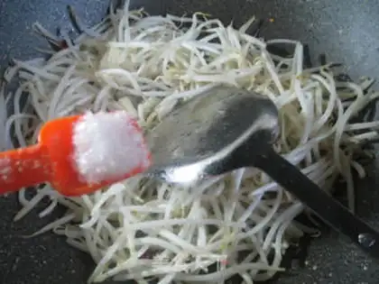 Make The green bean sprouts step 5