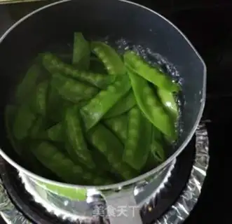 Make The Dutch beans step 1