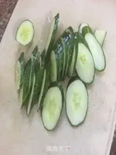 Make cucumber fried eggs step 1
