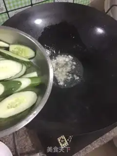Make cucumber fried eggs step 2