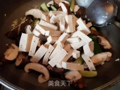 Make The mushroom cucumber fried tofu step 7