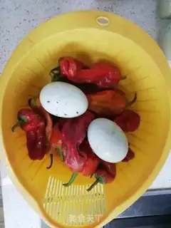 Make Duck eggs, red pepper step 0