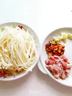 Make Gold-cracking mushroom fried meat step 1