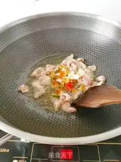 Make Gold-cracking mushroom fried meat step 4