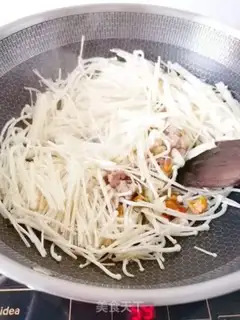 Make Gold-cracking mushroom fried meat step 5