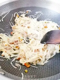Make Gold-cracking mushroom fried meat step 7