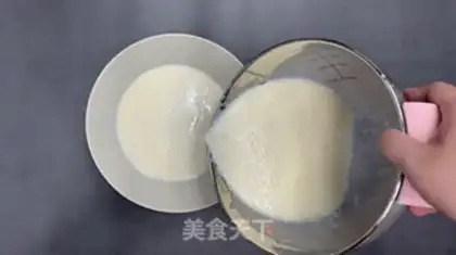 Make A saline yogurt mooncake step 2