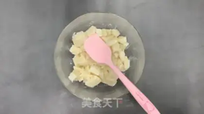 Make A saline yogurt mooncake step 3