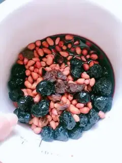 Make Red wine, plum peanuts step 1