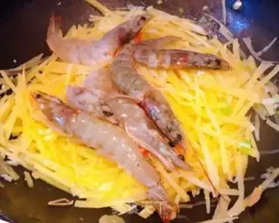 Make Shrimp fried potatoes step 5