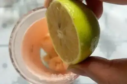 Make Nut oats, banana yogurt step 1