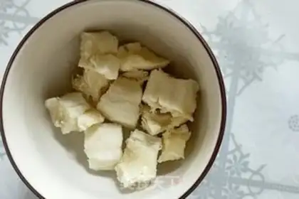 Make Nut oats, banana yogurt step 3