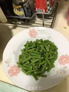 Make Double-coloured corn pellets, soybeans step 0