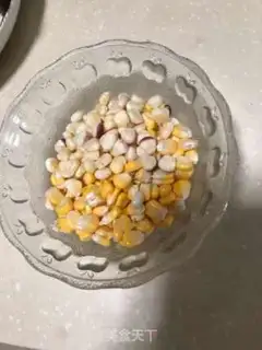 Make Double-coloured corn pellets, soybeans step 1