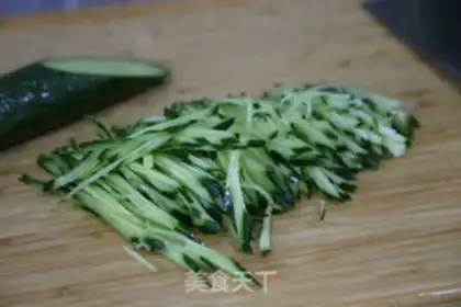 Make cucumber shrimp dumplings step 1
