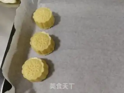 Make A yellow moon cake step 21