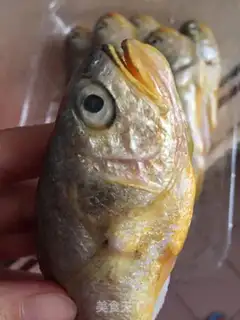 Make Fried yellow fish step 1