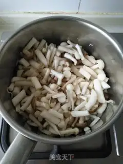 Make Meatball mushroom soup step 1