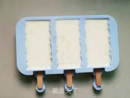 Make Peach yogurt popsicle step 7