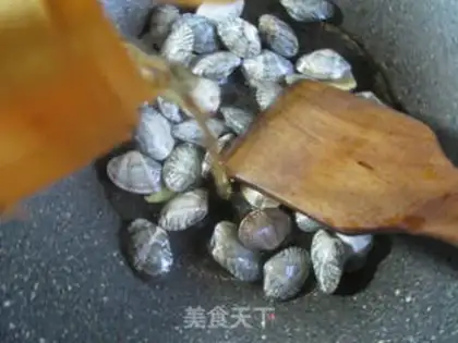 Make Garlic pepper sauce and fraff clams step 2