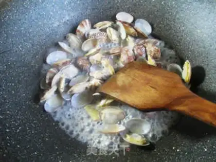 Make Garlic pepper sauce and fraff clams step 3