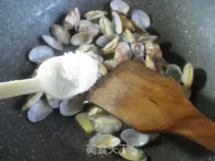 Make Garlic pepper sauce and fraff clams step 4