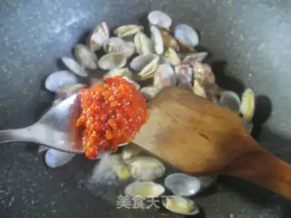 Make Garlic pepper sauce and fraff clams step 5