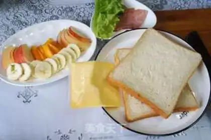 Make Ham fruit sandwich step 3