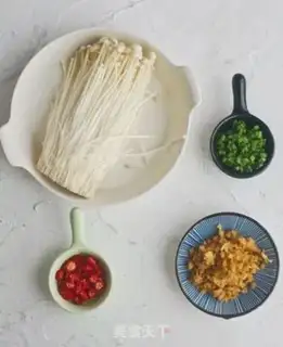 Make Oil-crushed gold mushrooms step 0