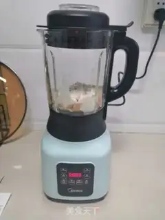 Make A peach banana shake step 2