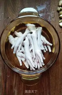 Make Spicy chicken feet step 1