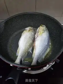 Make Sour sauce and yellowfish step 4