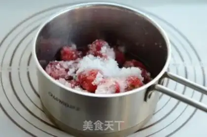 Make Rose strawberry jelly step 1