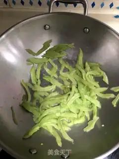 Make Scrambled eggs step 1
