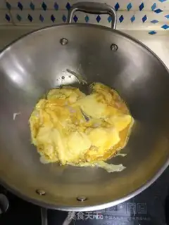 Make Scrambled eggs step 2