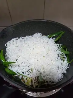 Make Meat and eggs fried rice powder step 3