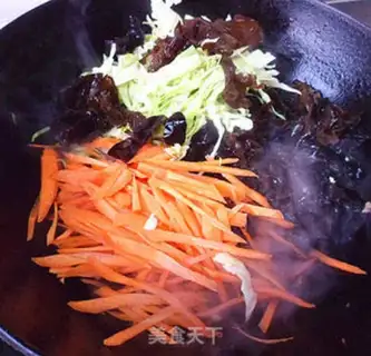 Make Meat and eggs fried rice powder step 4