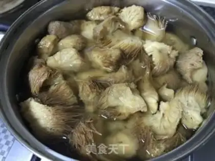 Make Monkey mushrooms, chicken legs step 1