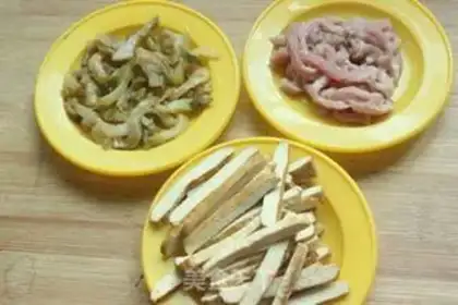 Make Squeeze the bean with fried meat step 0