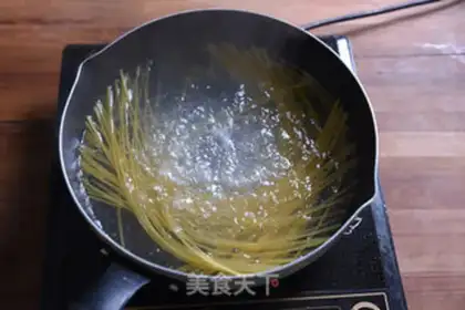 Make Seafood tomato pasta step 0