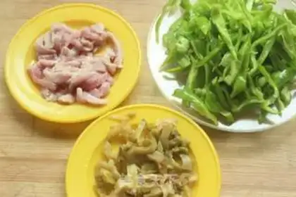 Make Cream peppers and fried meat step 0