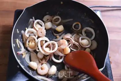 Make Seafood tomato pasta step 3