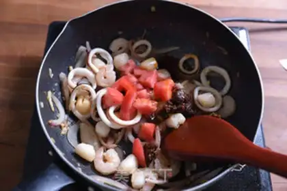 Make Seafood tomato pasta step 4
