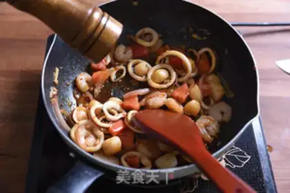 Make Seafood tomato pasta step 5
