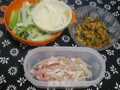 Make Squeeze the pickles and garlic leaves step 2
