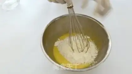 Make Schufflerey strawberry cake step 1