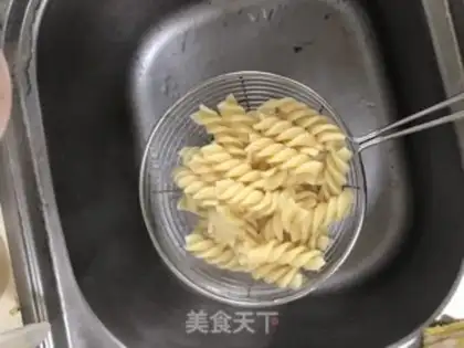 Make Black pepper steak noodles step 2