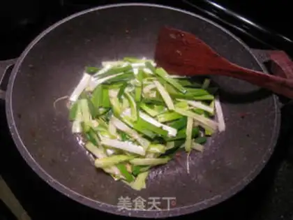 Make Squeeze the pickles and garlic leaves step 5
