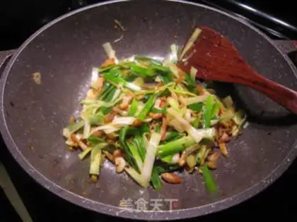 Make Squeeze the pickles and garlic leaves step 6