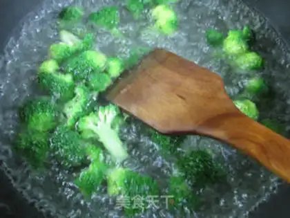 Make Eggs and broccoli step 2